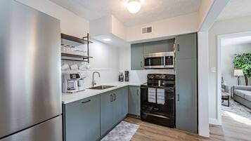 Réfrigérateur, micro-ondes, four, plaque de cuisson