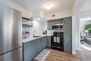 Kühlschrank, Mikrowelle, Ofen, Herdplatte