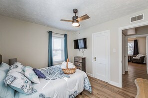 3 室のベッドルーム、デスク、アイロン / アイロン台、WiFi (無料)