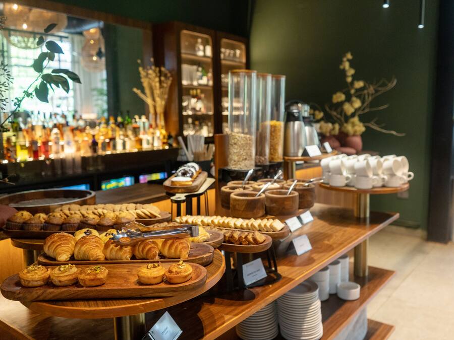 Una vitrina de panadería con diversos pasteles y productos horneados.