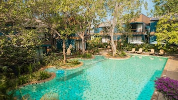 Una piscina al aire libre