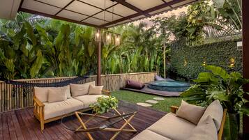 Vila Deluks, 1 Tempat Tidur King, bathtub, pemandangan kebun | Area keluarga | Smart TV 32-inci dengan saluran TV digital