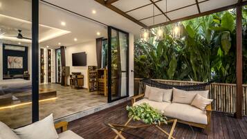 Vila Deluks, 1 Tempat Tidur King, bathtub, pemandangan kebun | Area keluarga | Smart TV 32-inci dengan saluran TV digital