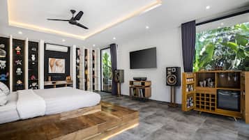 Vila Deluks, 1 Tempat Tidur King, bathtub, pemandangan kebun | 1 kamar tidur, seprai premium, brankas, dan meja kerja