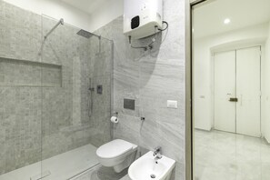 Shower, hair dryer, bidet, towels - HH La Suite Cagliari - WIFI Center (Cagliari)