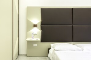 1 bedroom, travel crib, free WiFi, bed sheets - HH La Suite Cagliari - WIFI Center (Cagliari)