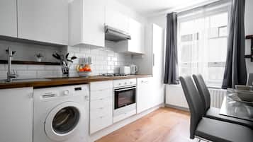 City Apartment | Private kitchen | Full-size fridge, microwave, oven, stovetop