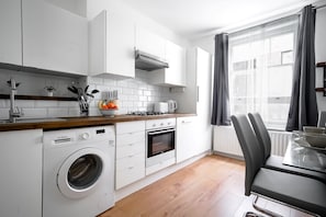 Lägenhet City | Eget kök | Stort kylskåp, mikrovågsugn, ugn och spishäll