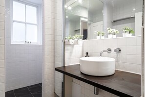 Leilighet – city | Bad | Dusj, toalettartikler (inkludert), hårføner og håndklær