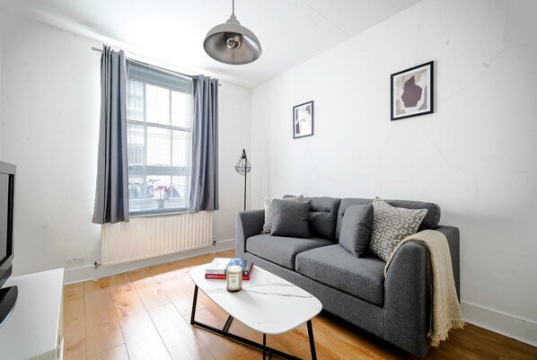 Leilighet – city | Oppholdsområde | En 40-tommers smart-TV med Parabol-TV