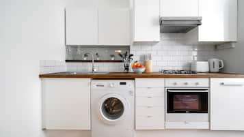 City Apartment | Private kitchen | Full-size fridge, microwave, oven, stovetop