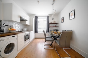 City-Apartment | Eigene Küche | Großer Kühlschrank, Mikrowelle, Ofen, Herdplatte