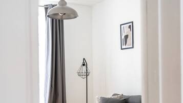 Departamento urbano | Área de sala de estar | Smart TV de 40 pulgadas con canales vía satélite