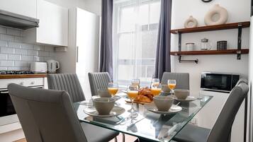 Departamento urbano | Cocina privada | Refrigerador con congelador, microondas, horno y parrilla de estufa