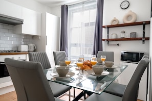City-Apartment | Eigene Küche | Großer Kühlschrank, Mikrowelle, Ofen, Herdplatte