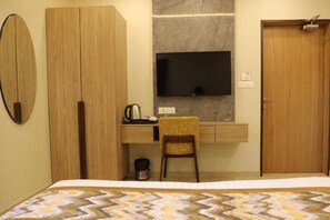 Escritorio, wifi gratis, ropa de cama