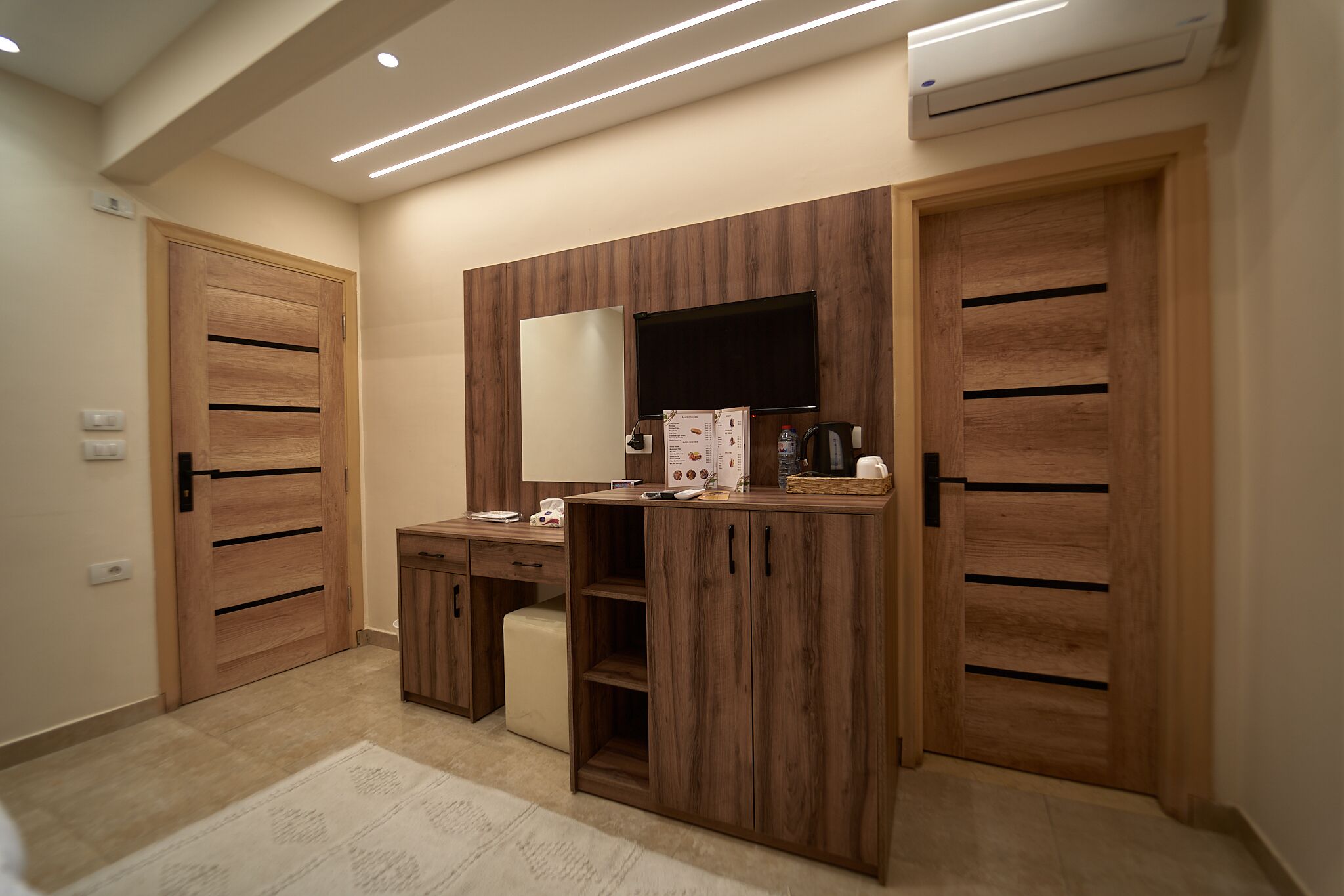 Habitación económica con 1 cama matrimonial o 2 individuales | Ropa de cama de alta calidad, minibar y decoración personalizada 