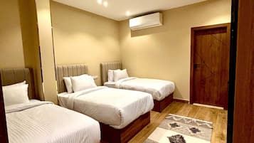 Deluxe driepersoonskamer | Luxe beddengoed, een minibar, individueel gedecoreerd