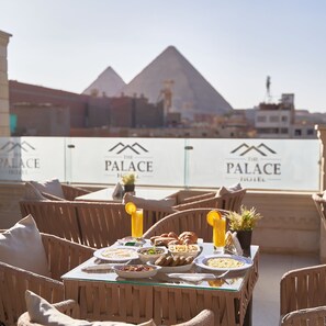 Outdoor dining - The Palace Pyramids inn (Giza)