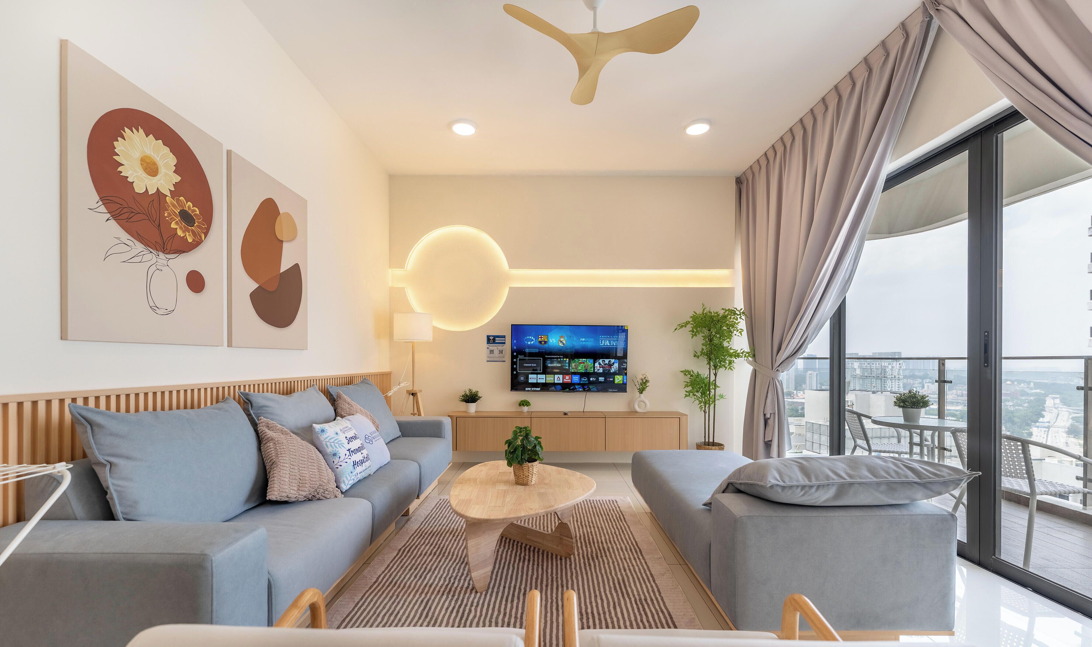 Appartement Confort, 3 chambres, vue partielle sur la mer | Coin séjour | TV connectée de 50 pouces avec chaînes par câble, Netflix