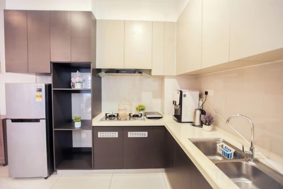 Private kitchen | Fridge, microwave, stovetop, electric kettle
