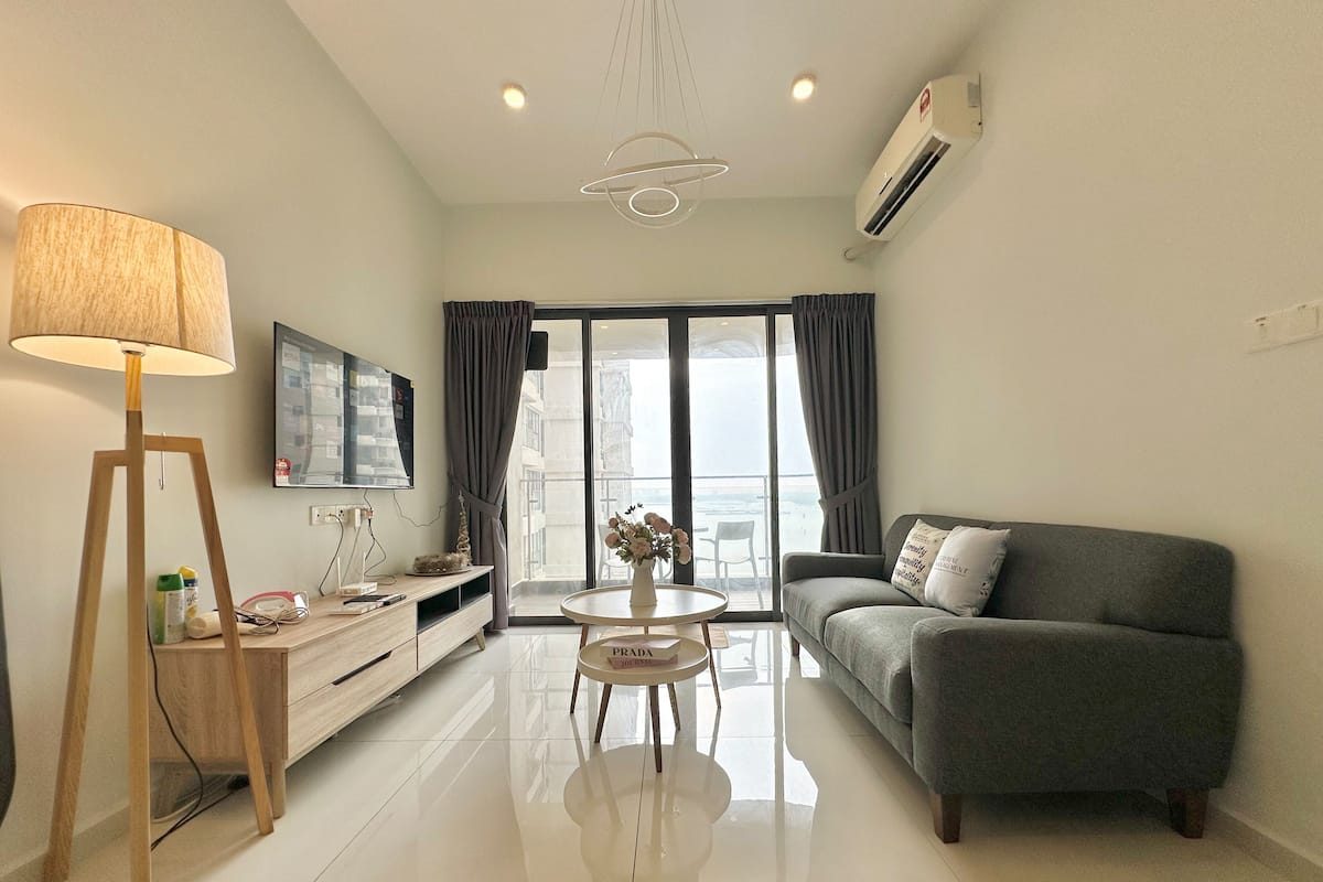 Apartemen Comfort, 2 kamar tidur, Bebas Asap Rokok, pemandangan kolam renang | Area keluarga | Smart TV 50-inci dengan saluran TV kabel, Netflix, dan layanan streaming
