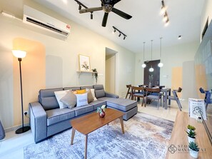 Apartament estàndard, 2 dormitoris, no fumadors, vistes a la piscina | Sala d'estar | Televisor intel·ligent de 50 polzades amb canals per cable i Netflix