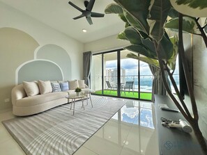 Comfort Apartment, 3 Bedrooms, Patio, Sea View | Living area