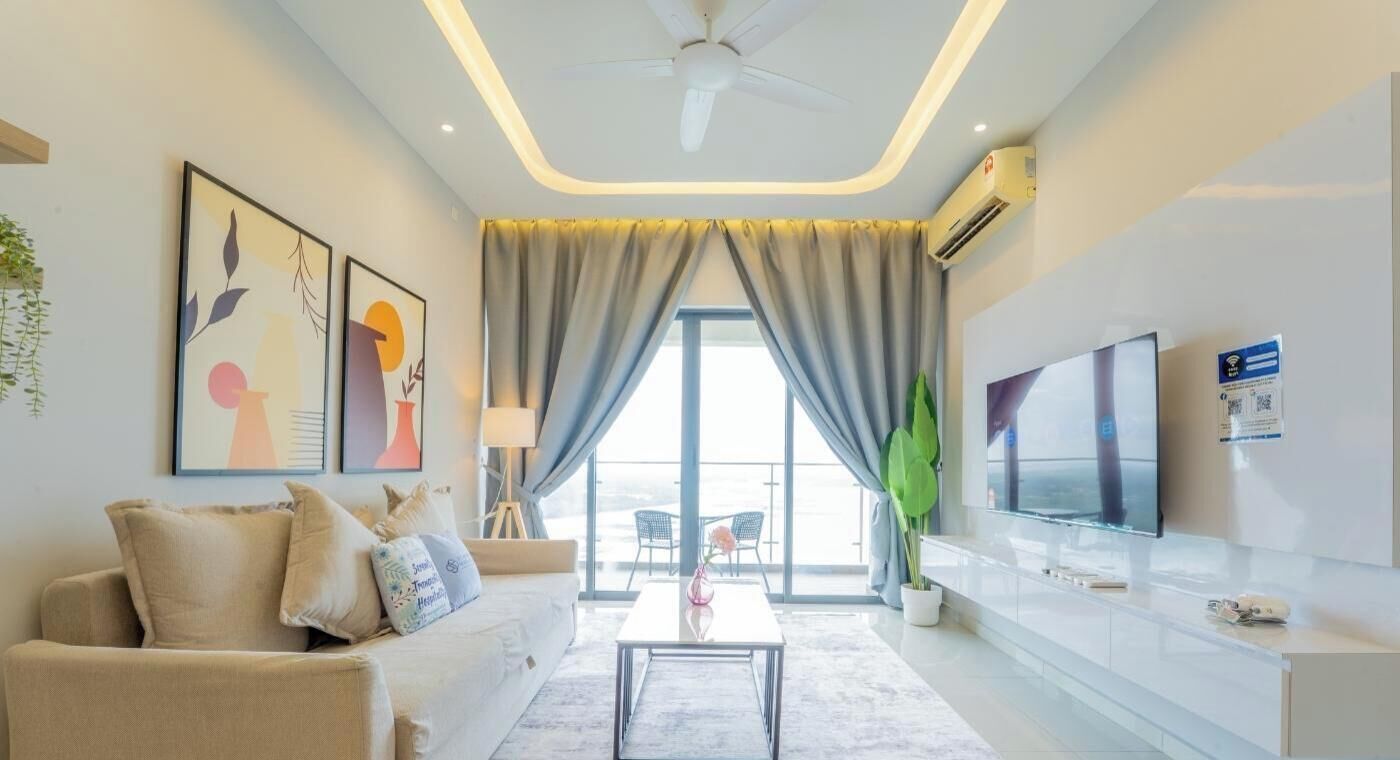 Comfort appartement, 3 slaapkamers, niet-roken, uitzicht op zee | Woonruimte | Een 50-inch smart-tv met kabelzenders, Netflix en streamingdiensten