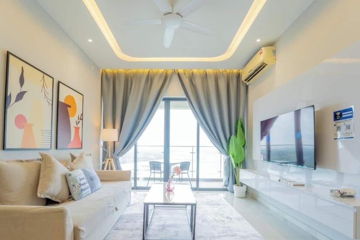 Comfort appartement, 3 slaapkamers, niet-roken, uitzicht op zee | Woonruimte | Een 50-inch smart-tv met kabelzenders, Netflix en streamingdiensten