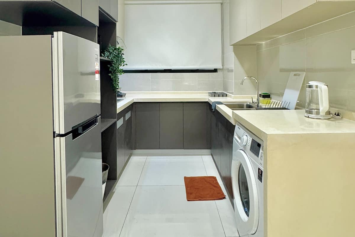 Lemari es, microwave, kompor, dan ketel listrik
