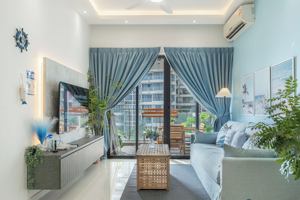 Deluxe Apartment, 2 Bedrooms, Sea View | Living area