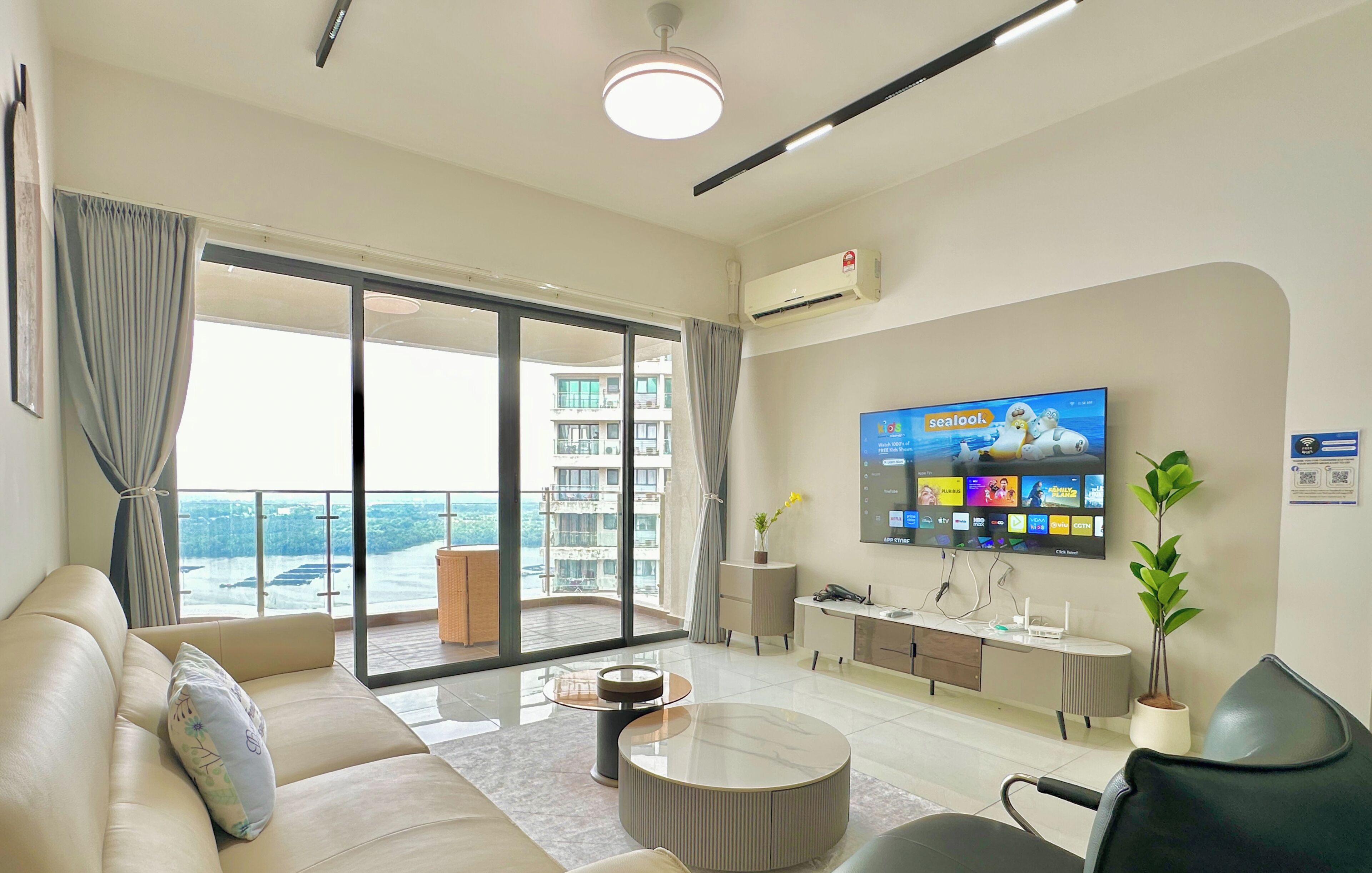 Appartamento Superior, 3 camere da letto, vista mare | Area soggiorno | Smart TV 55 pollici con canali via cavo, Netflix, servizi in streaming