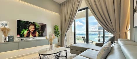 设计公寓式客房, 不可带宠物, 部分海景 | 起居区 | 50-英寸智能电视(配备有线频道)、Netflix、流媒体服务