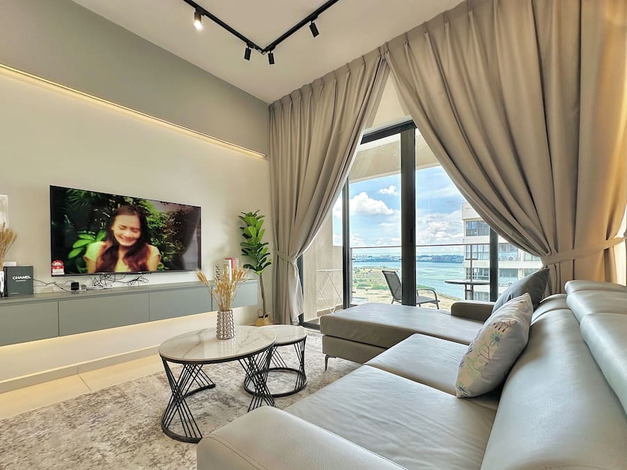 Kondominium Desain, Hewan Peliharaan Dilarang, pemandangan laut terbatas | Area keluarga | Smart TV 50-inci dengan saluran TV kabel, Netflix, dan layanan streaming