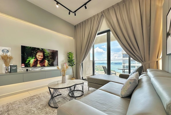 Appart'hôtel Design, animaux de compagnie interdits, vue partielle sur la mer | Coin séjour | TV connectée de 50 pouces avec chaînes par câble, Netflix