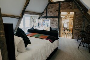 1 多间卧室、客房内保险箱、办公桌、熨斗/熨衣板