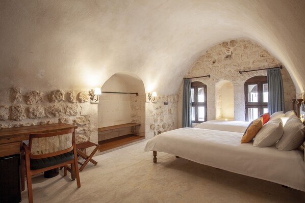 标准双床房 | 办公桌、笔记本电脑工作区、免费 WiFi、床单