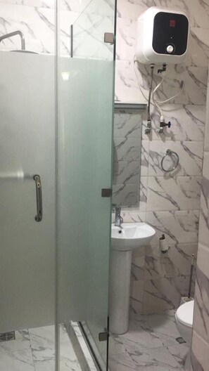 Shower, towels - Stunning 2-bed Apartment in Lagos (Lagos)