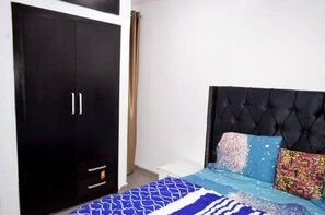 4 bedrooms, free WiFi, bed sheets - Immaculate 4-bed Apartment in Lagos (Lagos)