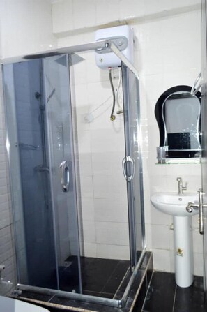 Bathtub dan shower terpisah, bathtub besar,  dan handuk