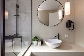 Haartrockner, Handtücher, Seife, Shampoo