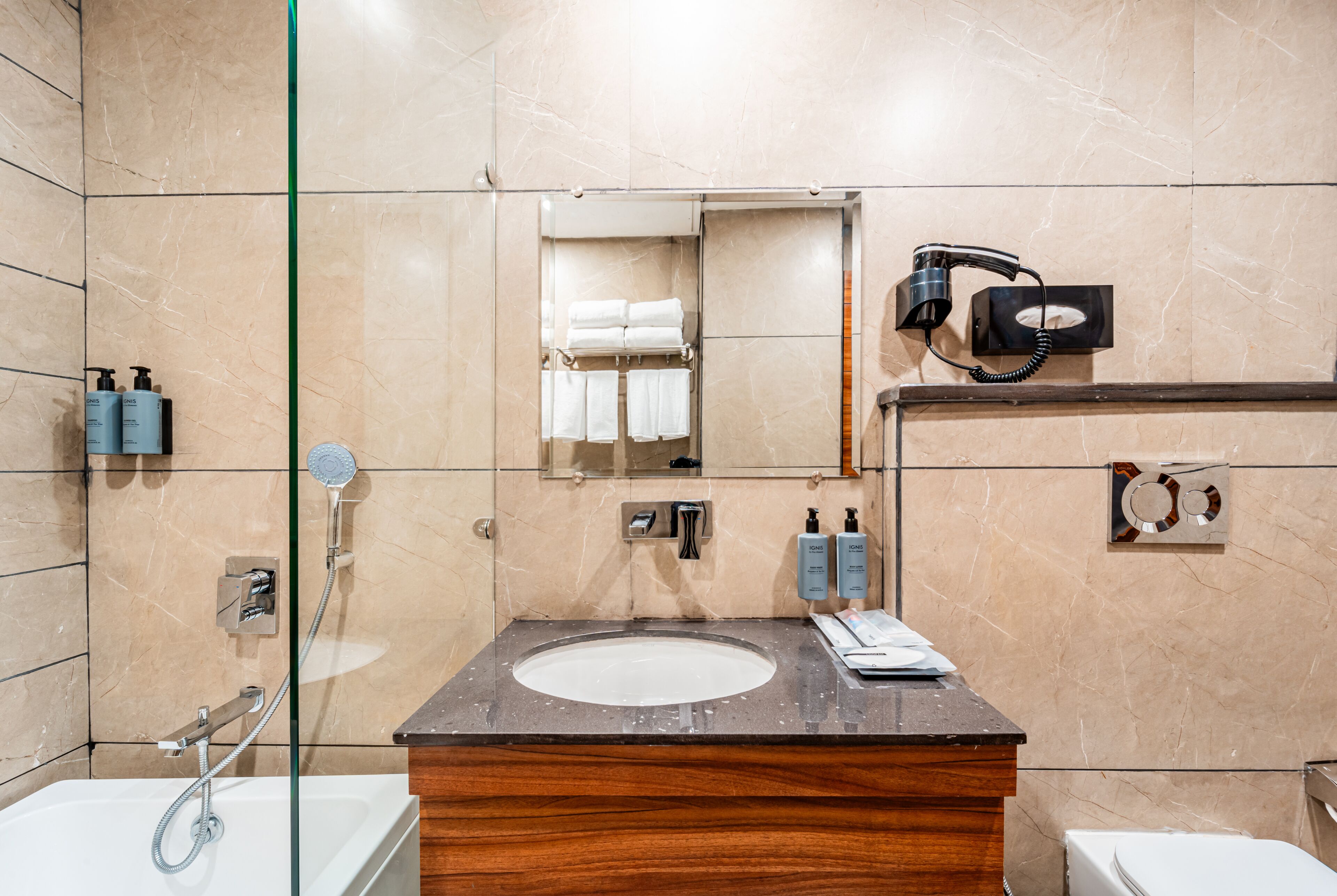 premium double room | bathroom | towels