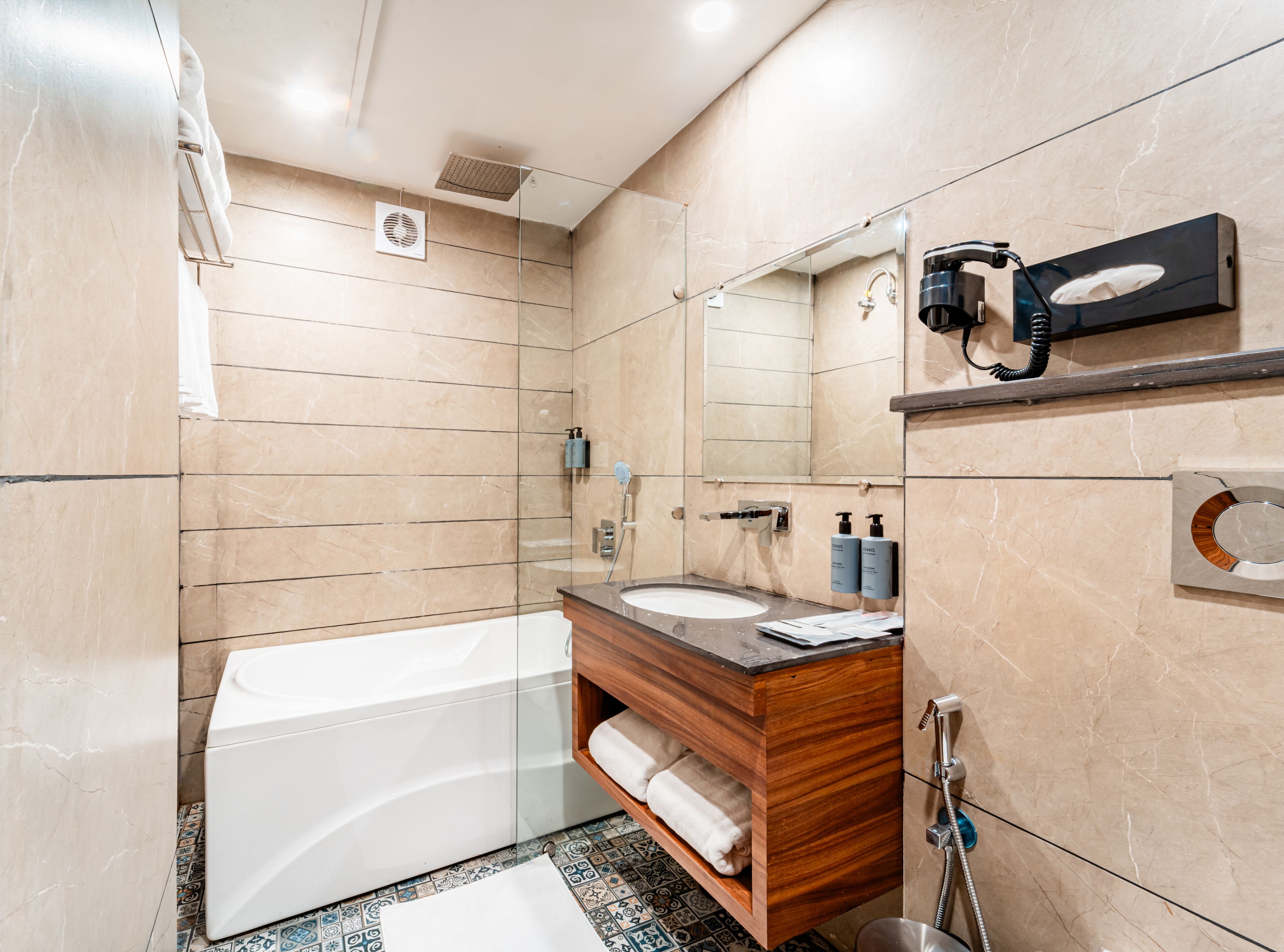 premium double room | bathroom | towels