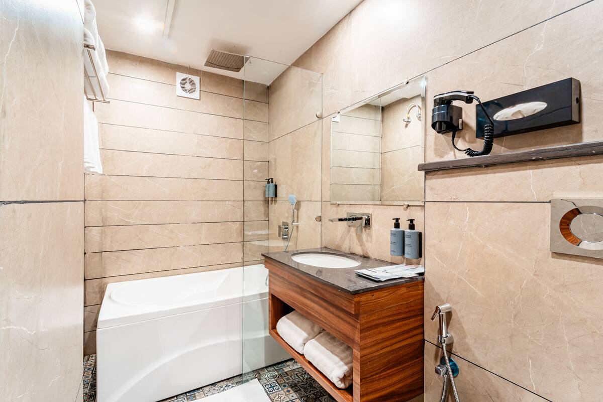 premium double room | bathroom | towels
