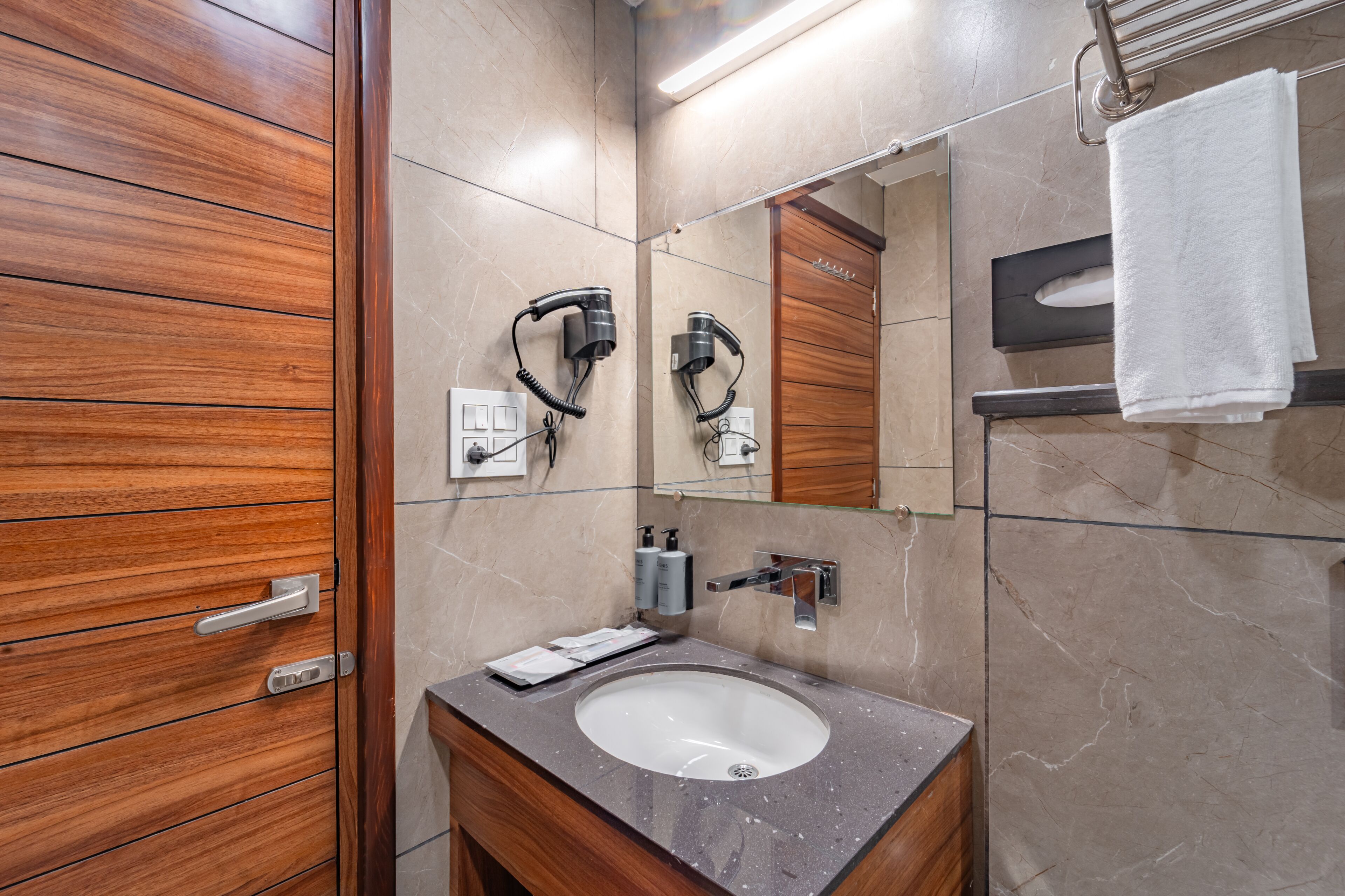 deluxe room, 1 double bed | bathroom | towels