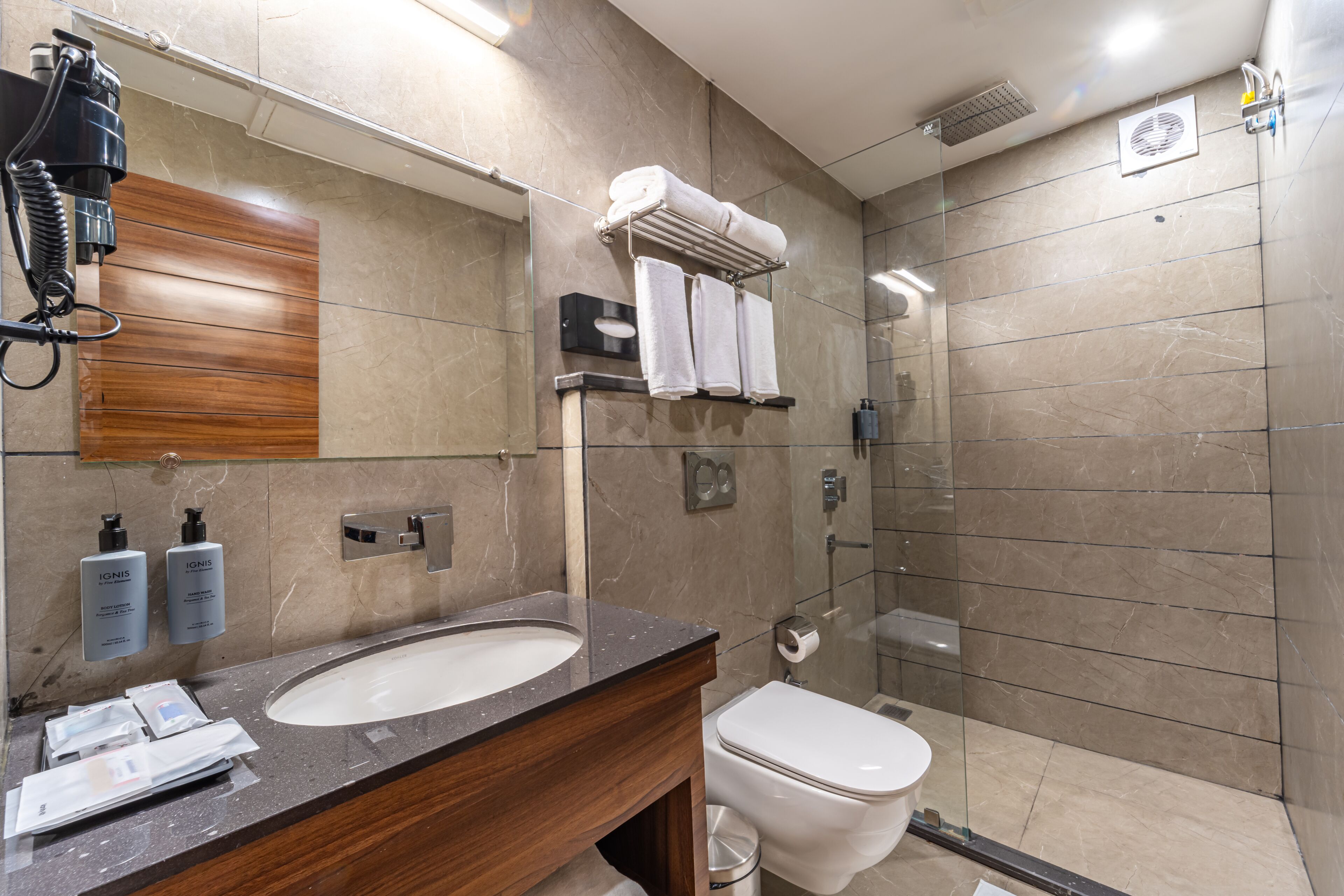 deluxe room, 1 double bed | bathroom | towels