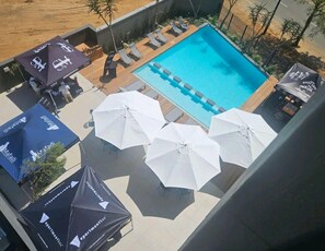Outdoor pool - UMHLANGA Rocks Bookings apartment NEAR GATEWAY. (uMhlanga)