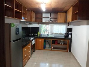 Kühlschrank, Mikrowelle, Ofen, Wasserkocher mit Kaffee-/Teezubehör