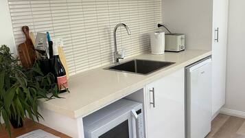 KylskÄp, mikrovÄgsugn, kaffe- och tebryggare och vattenkokare